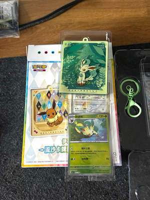 Pokemon Leafeon (Folipurba) Geschenkset   Sammelkarte + Anhänger + Kartenhülle..
