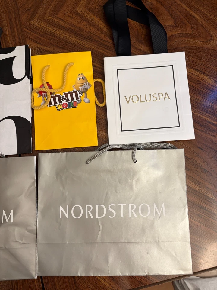 3 bolsas de regalo de compras de papel gris plata Nordstrom letras blancas + m&m + Voluspa Foto 3 de 4