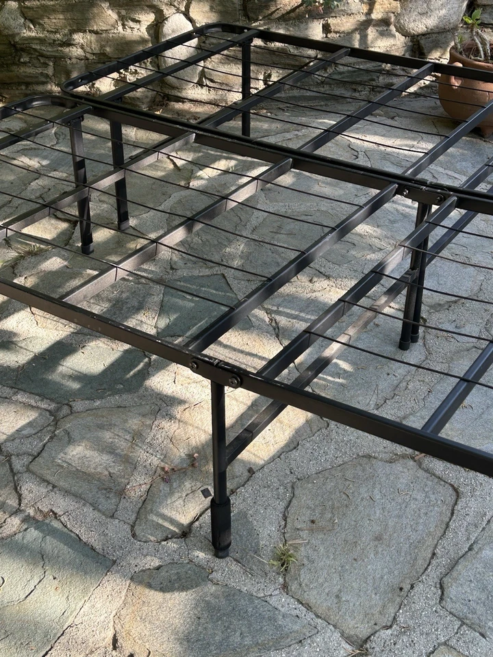 Marco de cama de metal para cama completa, usado Foto 2 de 4