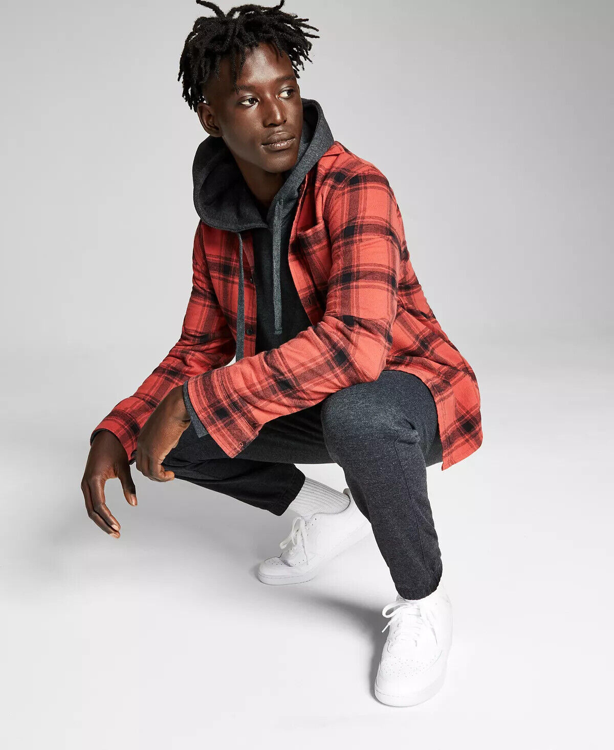 А теперь эта мужская фланелевая рубашка на пуговицах красного комбинированного цвета-среднего размера