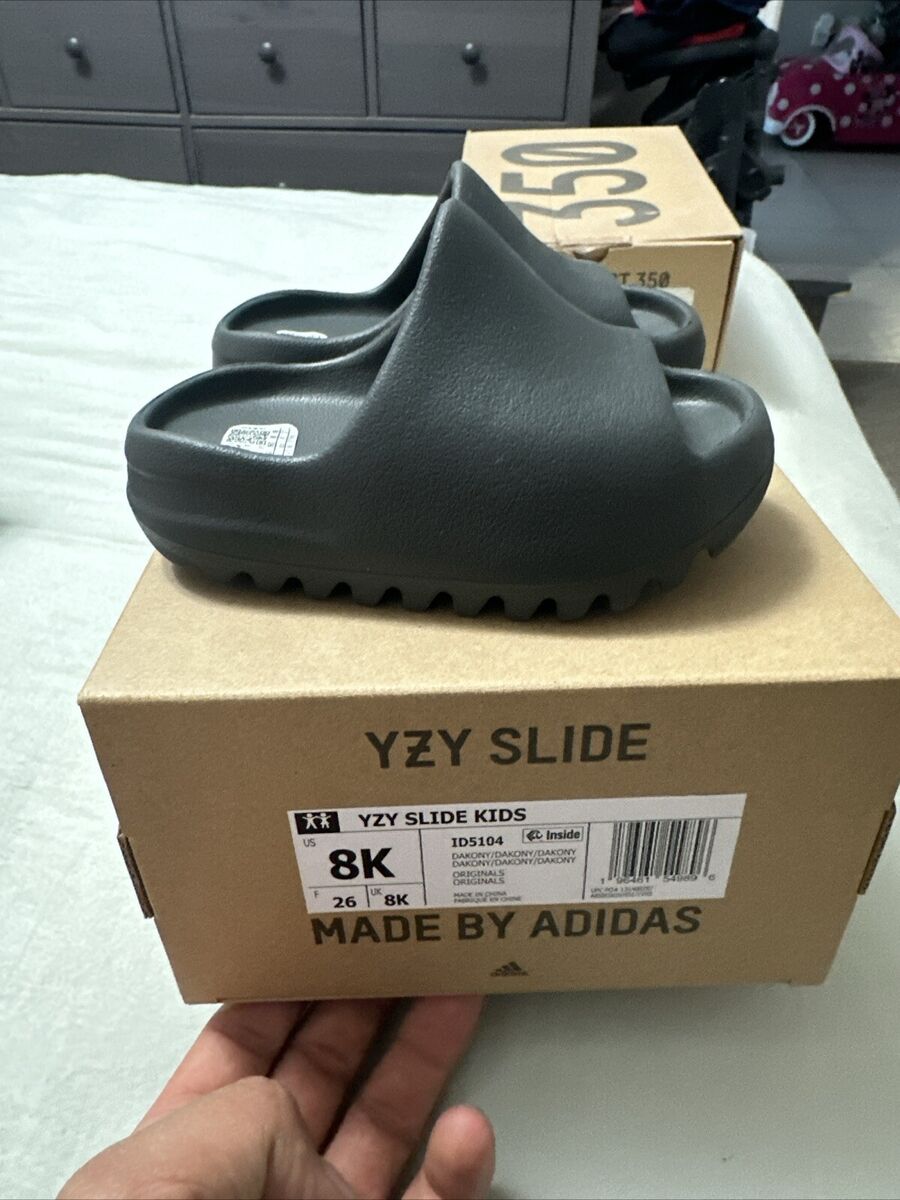 adidas KIDS YEEZY Slide \"Dark Onyx\" イージー Amazon.com | adidas Yeezy Slide Dark Onyx (Kids) - Size 2Y
