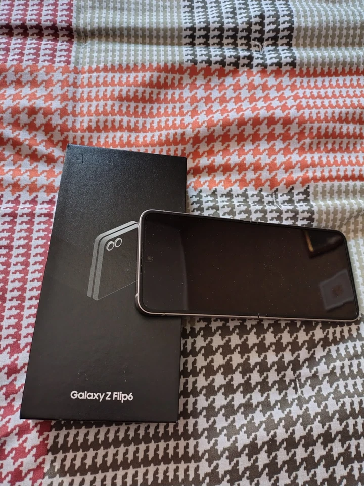 smartphone 5g samsung ZFLIP6, foto 4 di 5