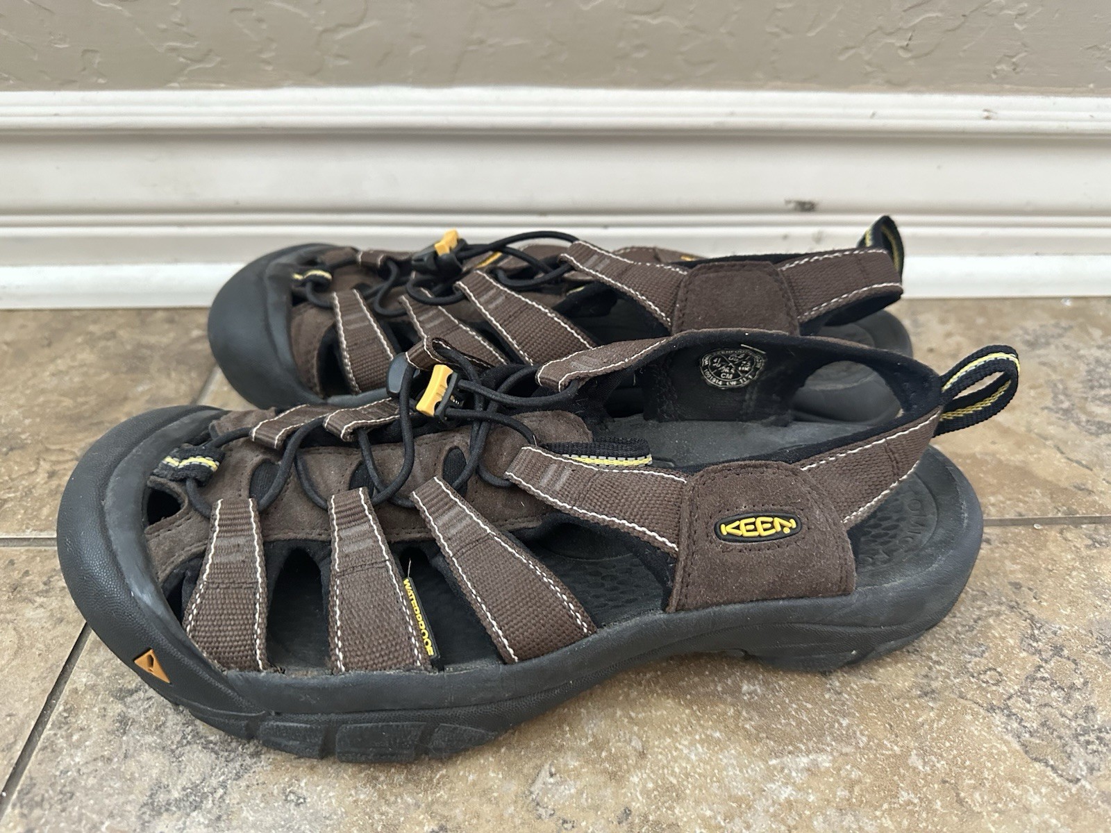 Sandali sportivi Keen da uomo Newport marrone scuro impermeabili da escursionismo taglia 8 5