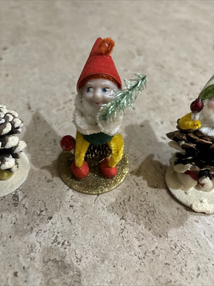Juego de 3 Enanos de Navidad Brite Brillantes de Colección en Piñas  Foto 3 de 4