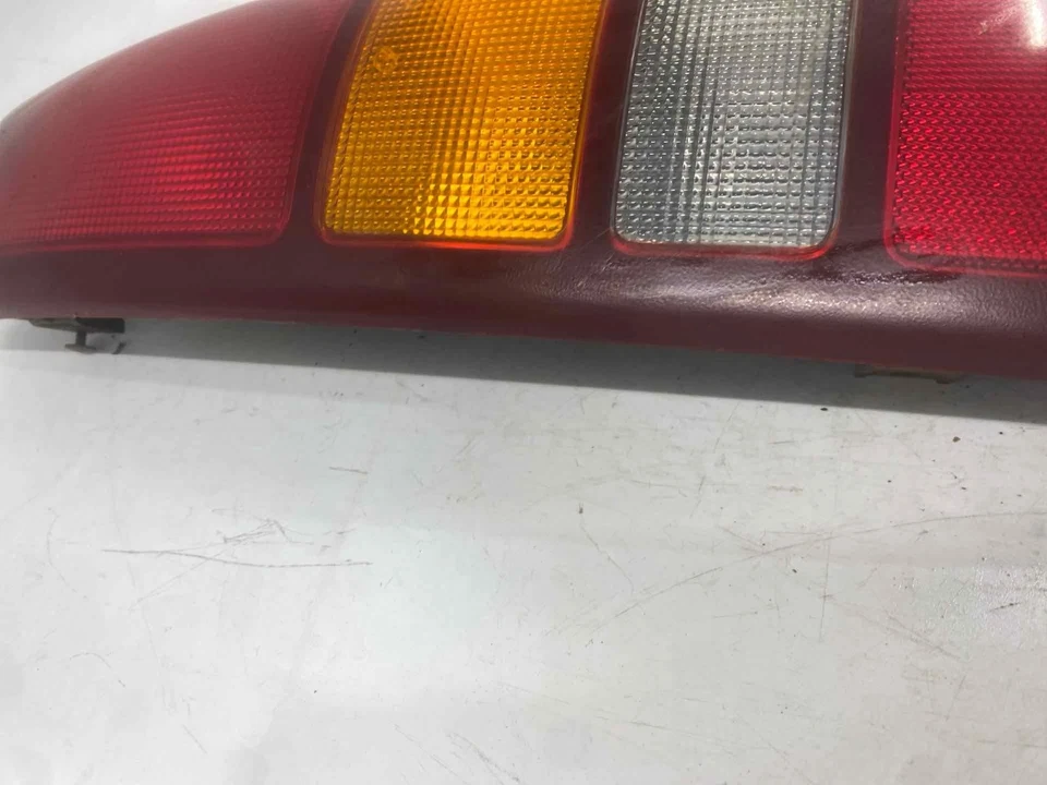 Conjunto de luz trasera derecha usado se adapta a: camioneta Gmc Sierra 2500 2001 Fleetside derecha Foto 3 de 4