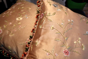 PR VINTAGE EMBROIDERED FLORAL TAUPE SILK PILLOWS CUSHIONS TASSEL ESTATE FIND