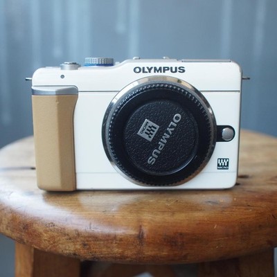 [ Excellent ] OLYMPUS PEN E-PL1 12.3MP White DSLR Camera w/ Battery , Charger