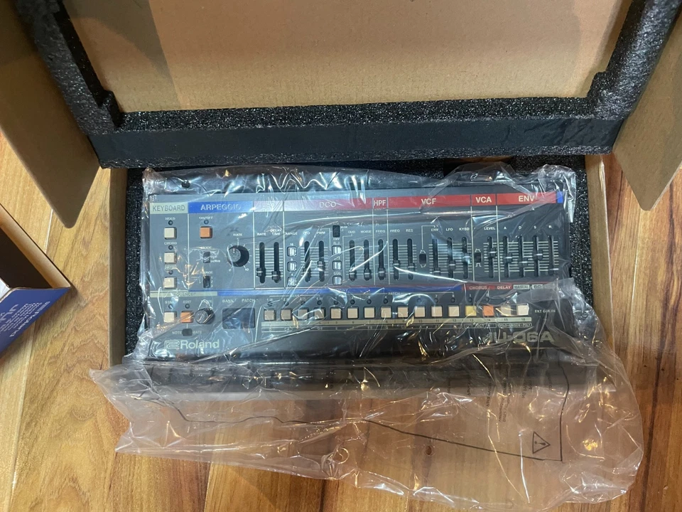 Roland JU-06A Synthesizer zuzüglich Roland K25-M Keyboard Unit (Zusatzeinheit) - Bild 3 von 4