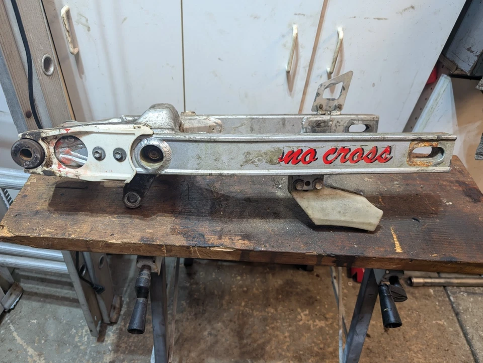 Yamaha YZ250 YZ 250 1988 88 basculante brazo oscilante eje de suspensión usado envío gratuito Foto 3 de 4