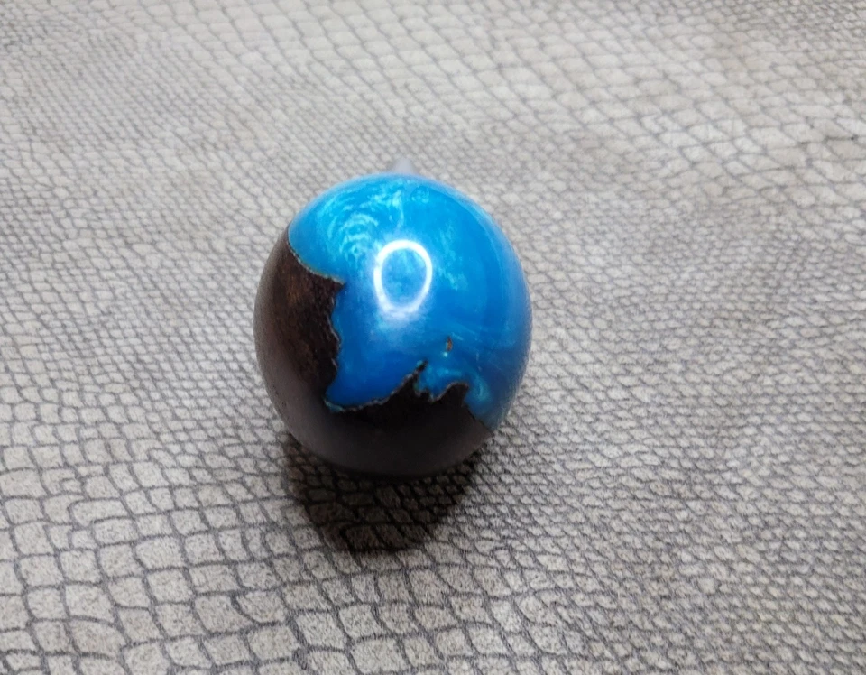 Precioso tapón de vino tallado a mano hecho a medida madera e incrustaciones azules de corcho Foto 2 de 4