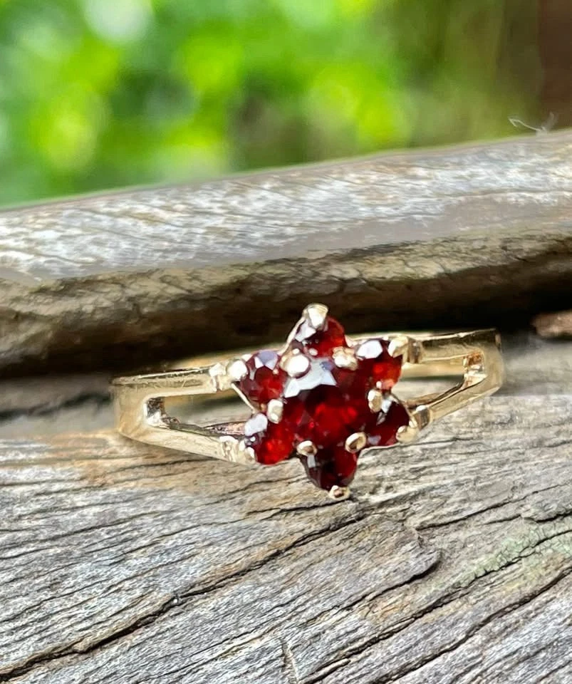 Anillo de granates de corte redondo de 9 quilates Foto 3 de 4