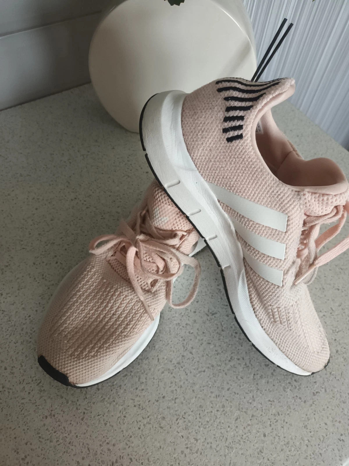 Scarpe da ginnastica Adidas Swift rosa e bianche taglia 7