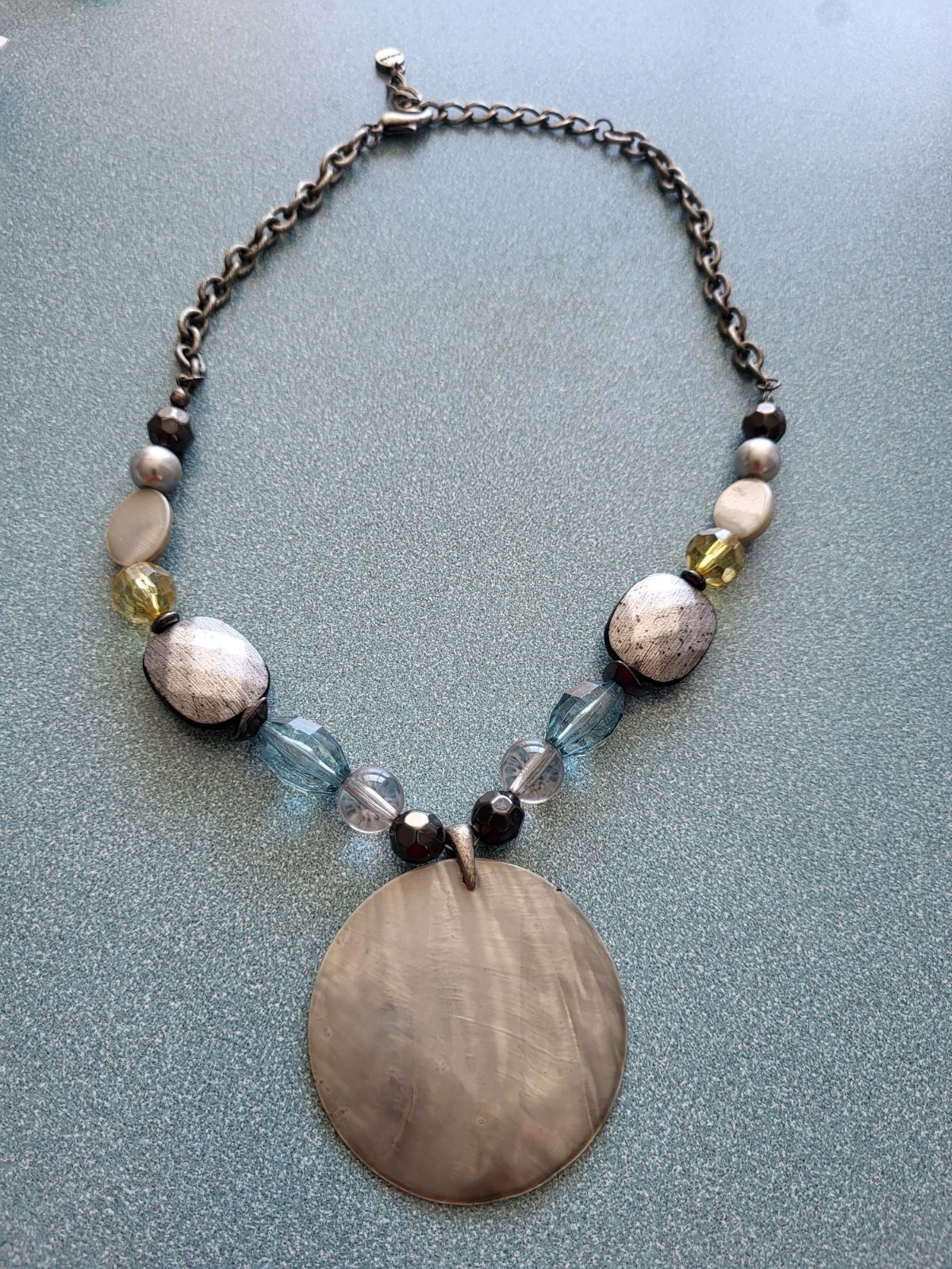 VETEMENTS Collana bigiotteria varie forme geometriche con ciondolo tondo lei