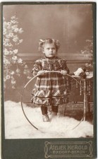CDV um 1900 Kleinkind mit Spielzeug Reifen Atelier Herold, Rixdorf - Berlin