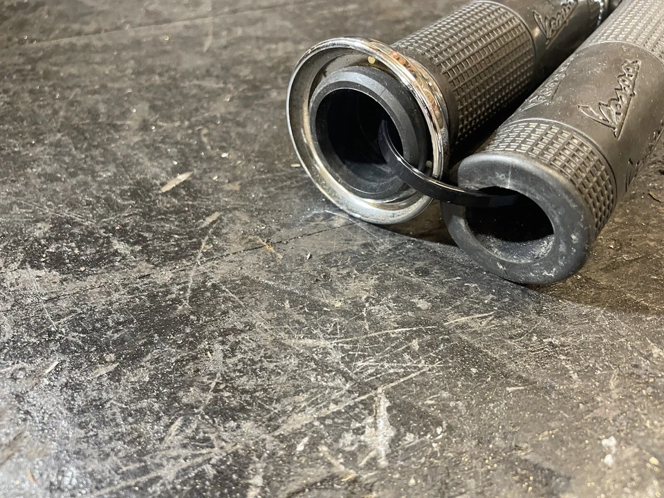 Vespa GTS GTV GT Chrome & Black Grips 125 200 250 300 - Image 3 of 4