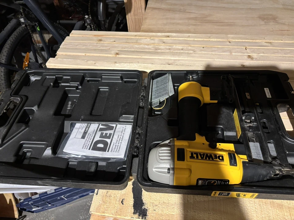 Combo Kit - DeWalt Pneumatic 16 Gauge finish Nailer and 18 gauge Brad nailer. - Image 3 of 4