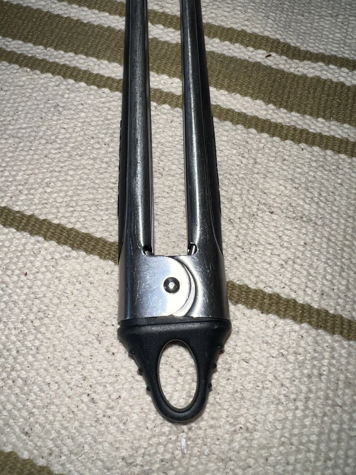 Pinzas Calphalon de acero inoxidable y silicona de 12 pulgadas Foto 2 de 4