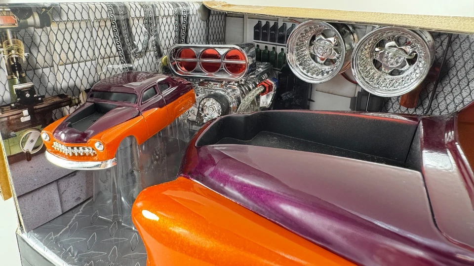 1:18 & 1:64 Muscle Machines 49 Mercury Hot Rod Build-It Kit Dark Cherry & Orange - Image 3 of 4