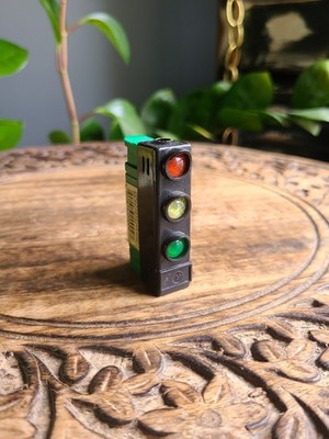 Vintage Green Traffic Light Novelty Butane Lighter Light Up Refillable Retro '01