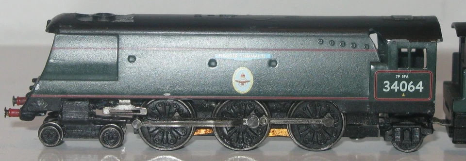 Graham Farish N 372-276 BR Green Battle of Britain Class 34064 Fighter Command - Image 2 of 4