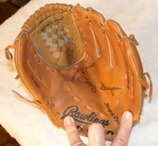 Tony Gwynn Fastback Youth Mitt Rawlings Baseball Glove 10 inches RHT RBG119