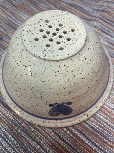 Handgefertigte Keramik Beeren Schüssel/Sieb Creme gesprenkelte Keramik/blaue Herzen 7" breit