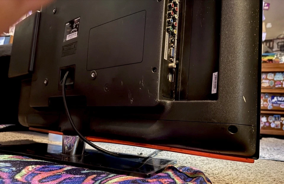 RCA 32" 1080i HD LCD Television Model# 32G30RQD BUILT IN DVD PLAYER WORKS TV - Image 2 of 4