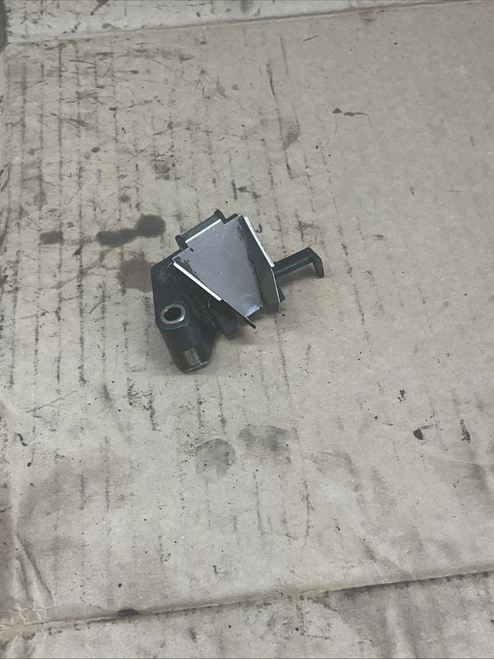 03-06 Infiniti G35 Nissan 350Z Oil Level Gauge Bracket Guide 11150-AM610 - Image 4 of 4