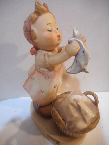 Hummel "Wash Day" #321 TMK-4 Six Inches Tall 240010 - Picture 6 of 7