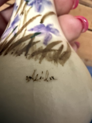 Jarrón de vidrio vintage pintado y firmado a mano Leila en la parte inferior con flores. Iris lavanda - Imagen 5 de 14