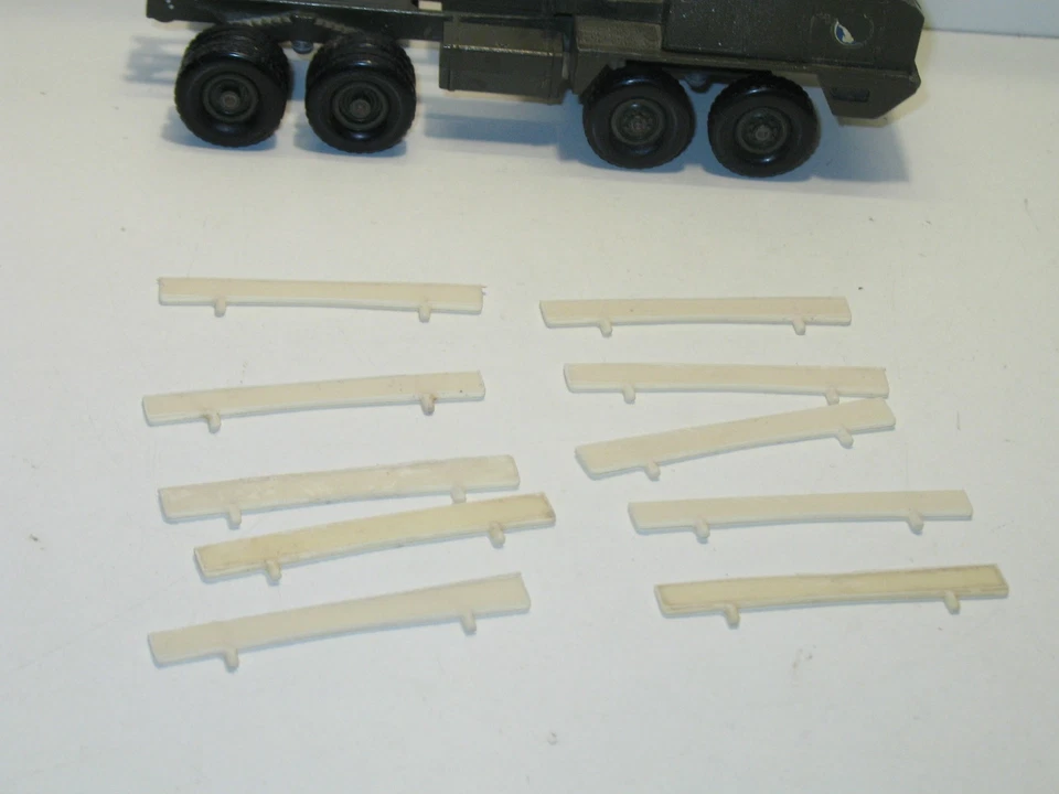 Solido White Resin 2 Legged Strap For Berliet T12 Military - Image 4 of 4