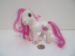 My Little Pony Hasbro 2002 Strawberry Swirl G3 Horse White Body