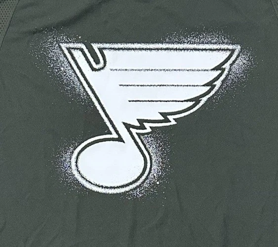 St Louis Blues - Adidas Salute To Service - Jersey/Sweater - Masculino Tamanho 60 *NOVO* - Imagem 3 de 4