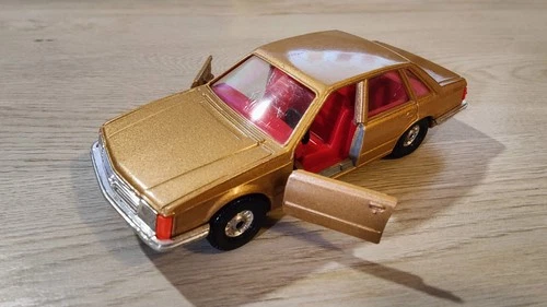 Vintage Corgi OPEL SENATOR 1:36 Model Car with opening doors Excellent 14cm