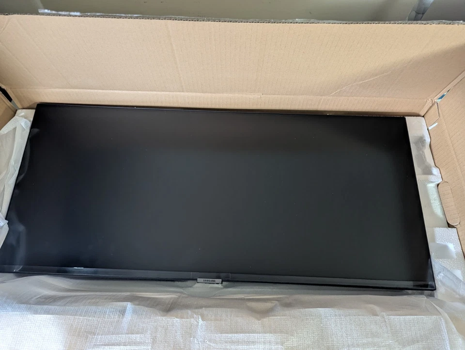 Samsung ViewFinity S5. (S34C504GAN) 34" 1440p HDR 100 Hz Gaming Monitor - Image 3 of 4