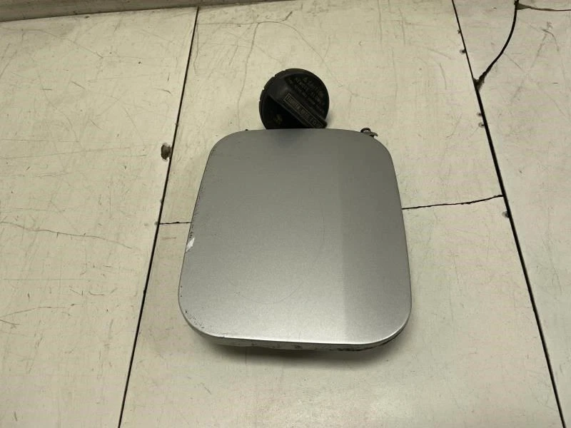 2007 TOYOTA CAMRY LE TAMPA DA PORTA DO TANQUE DE COMBUSTÍVEL TITÂNIO CINZA METÁLICO FABRICANTE DE EQUIPAMENTO ORIGINAL+ - Imagem 4 de 4