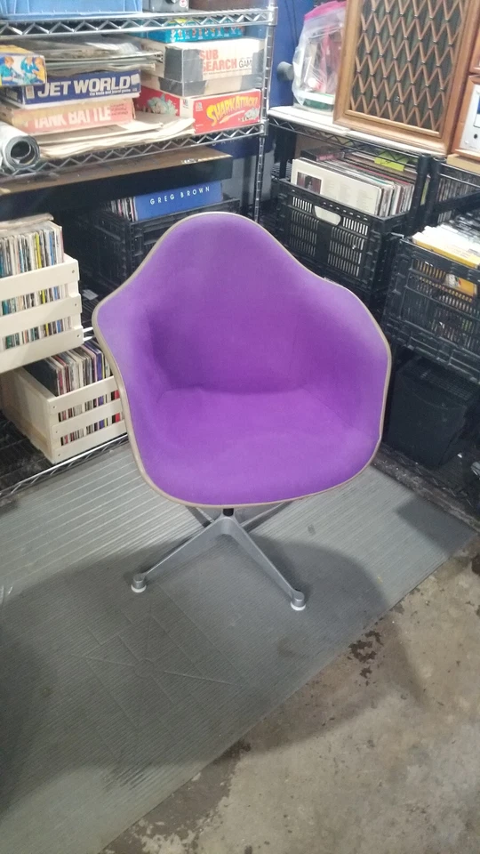 EAMES PURPLE HERMAN MILLER CHAIR ALEXANDER GIRARD GREIGE FIBERGLASS VTG 1968 - Image 3 of 4