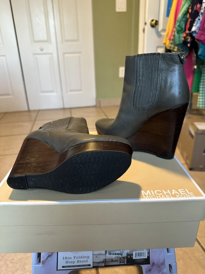 Bota de cuña Michael kors cuero Emory modelo 40F2EMHE7L gris oscuro talla 7M Foto 2 de 4