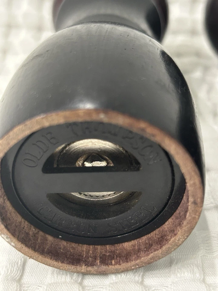 Olde Thompson Juego de molino de pimienta y salero de madera oscura de 6" Foto 3 de 4