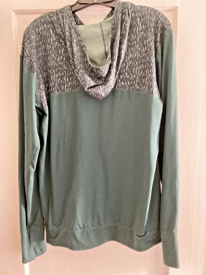 Camisa de correr Brooks para hombre con capucha grande verde ligera manga larga para correr Foto 4 de 4