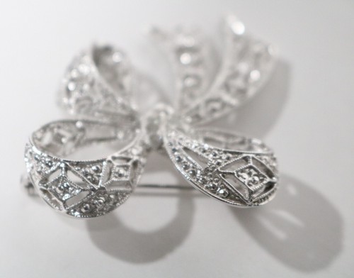"Broche vintage arco de cinta tono plateado transparente de 1,75" - Imagen 5 de 16