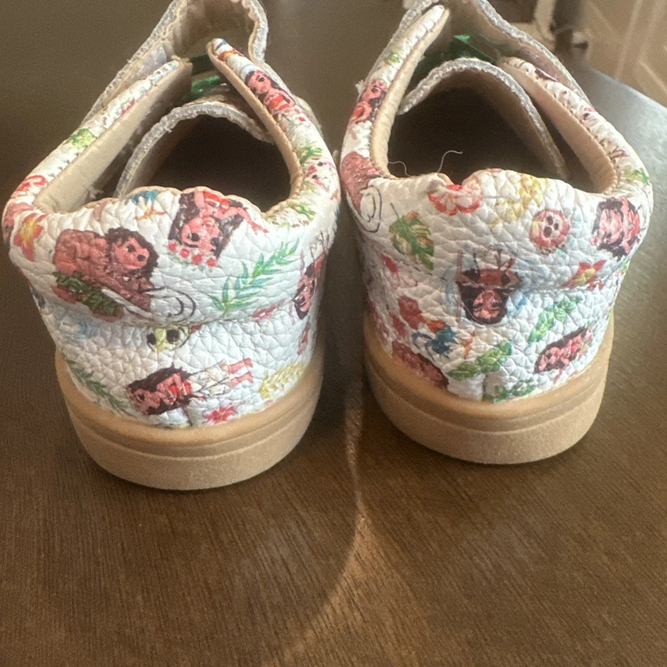 Zapatos para niños pequeños Little Penguin 18-24 meses con temática “Moana” usados en excelente estado Foto 3 de 4