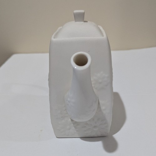 Tetera floral bisque blanco roto con tapa. 8 X 6. Apertura 3" - Imagen 9 de 12