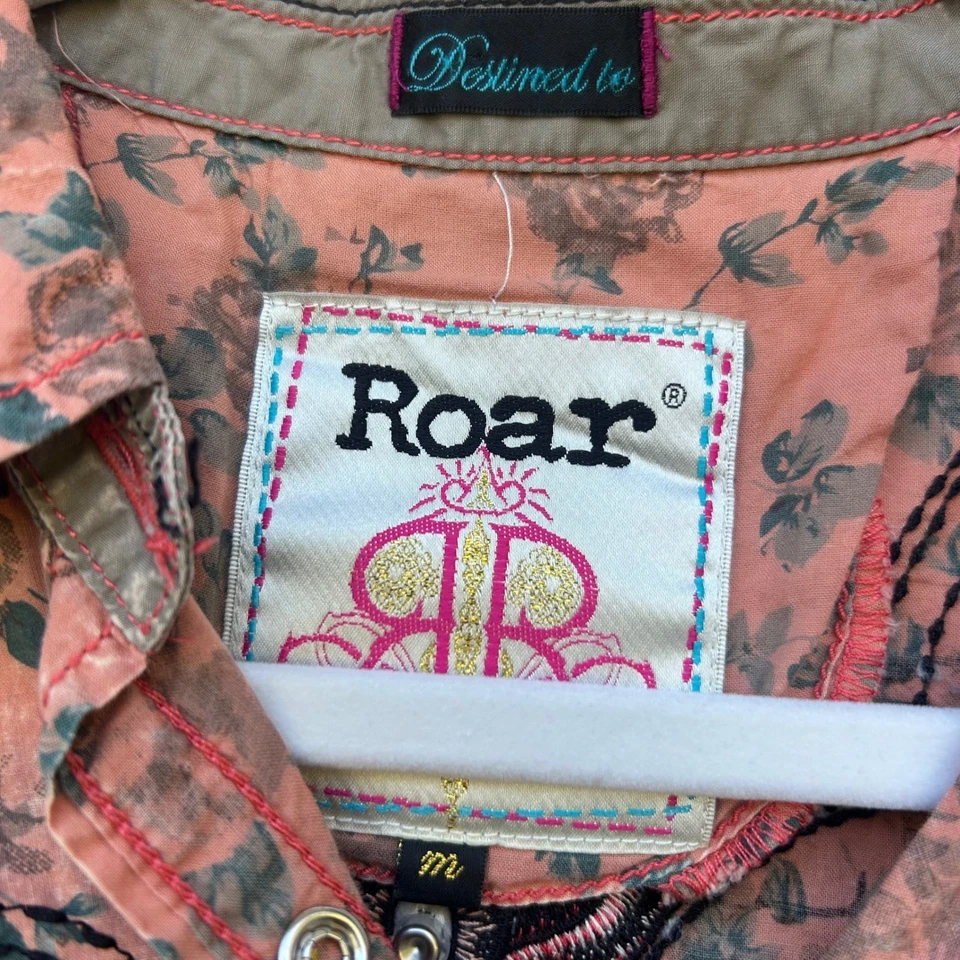 Roar 女式粉色花卉水钻装饰长袖纽扣衬衫上衣 — 第 4/4 张图片