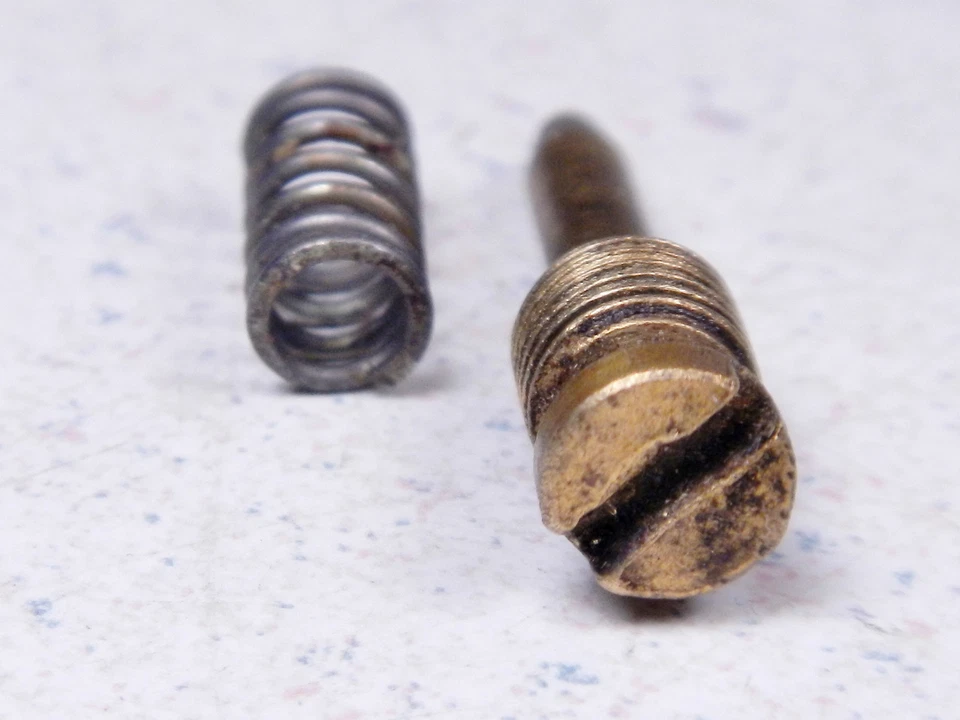 Винт и пружина карбюратора воздушно-топливной смеси 1969 YAMAHA 350 Grand Prix R3 - Изображение 3 из 4