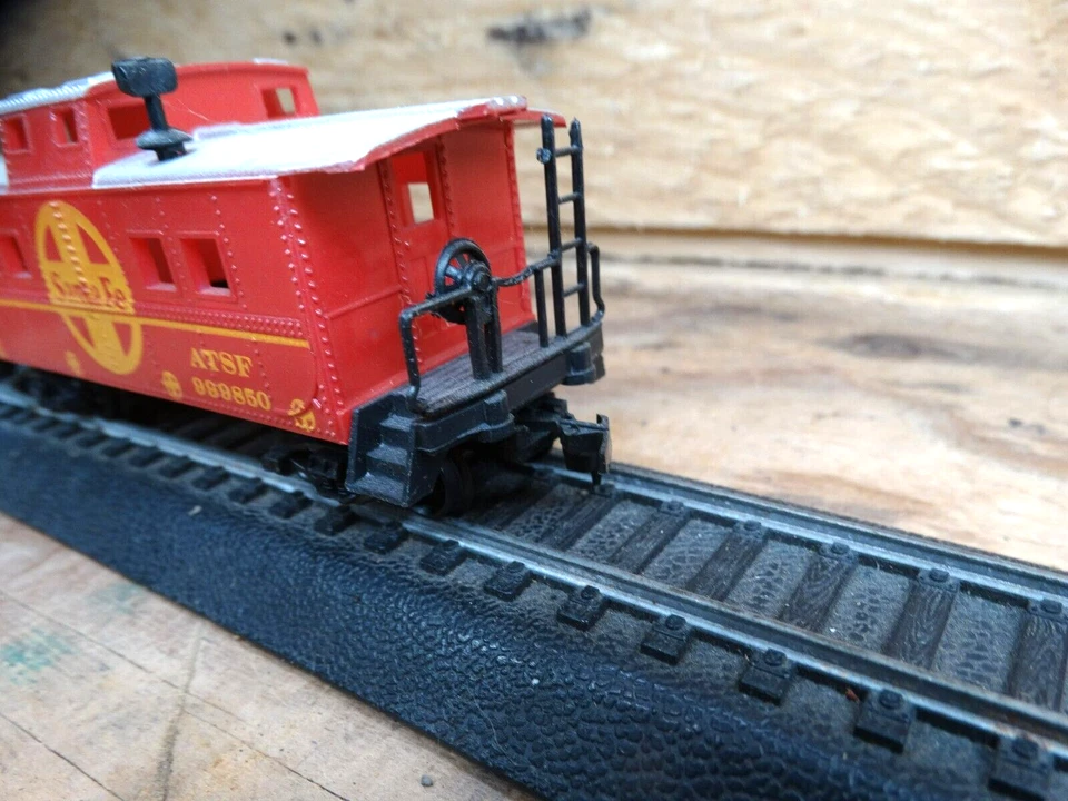 Life-Like HO Scale 41' Santa Fe ATSF 999850 Caboose with Chimney - Image 2 of 4