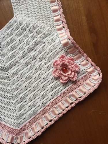 Bavaglino neonata abbigliamento fatto a mano rifinito decorativo e funzionale. - Foto 2 di 3
