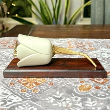 Vtg Ronson Varaflame Tulip Lighter Gold Tone & Cream with Walnut Base USA Works