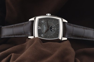 Patek Philippe Gondolo Calendario Annual Calendar 5135G-010 Grey Dial White Gold
