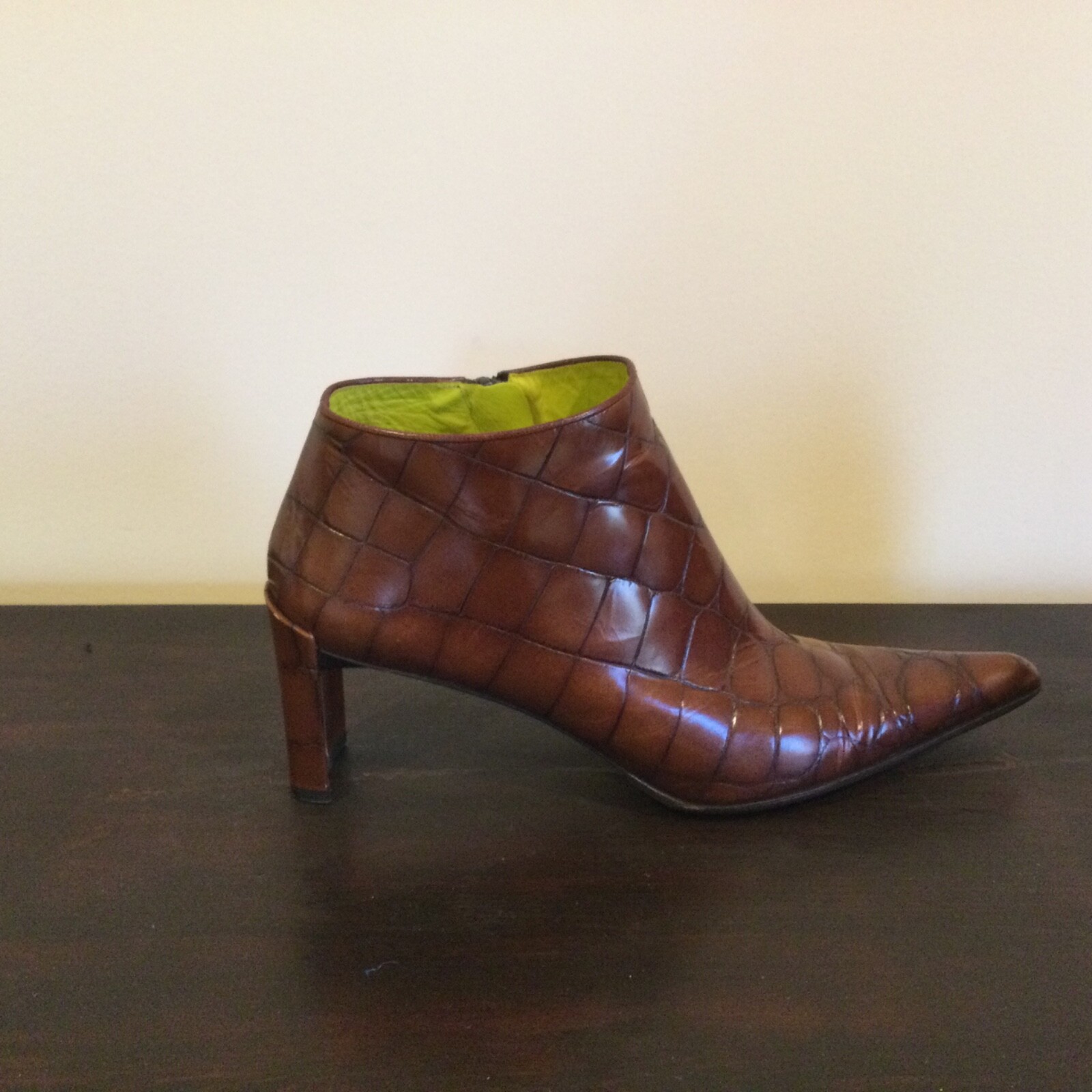 DKNY BROWN LEATHER CROCODILE STAMPED ANKLE BOOTS Size… Gem